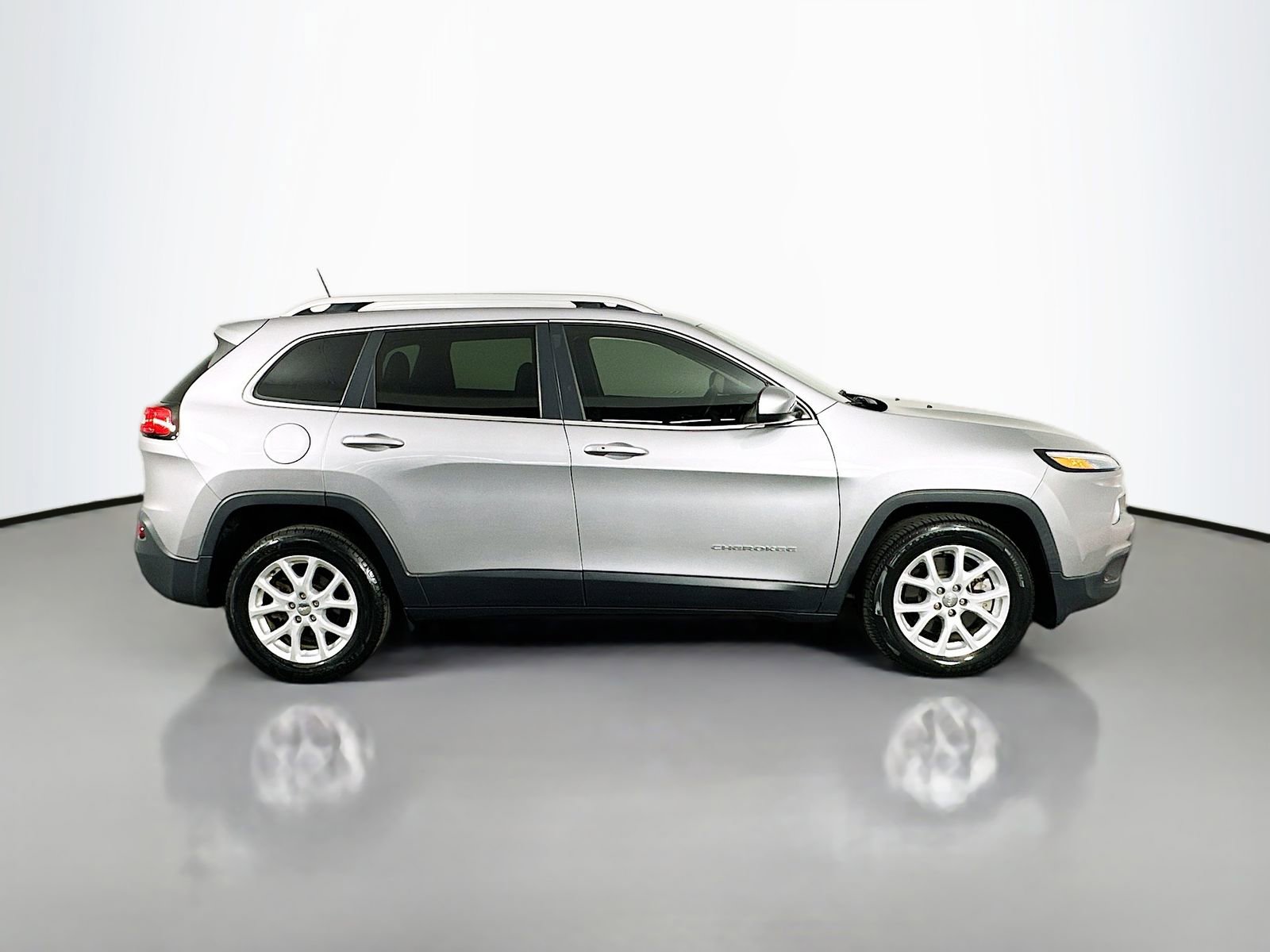 Used 2018 Jeep Cherokee Latitude Plus w/ Comfort/Convenience Group image 9