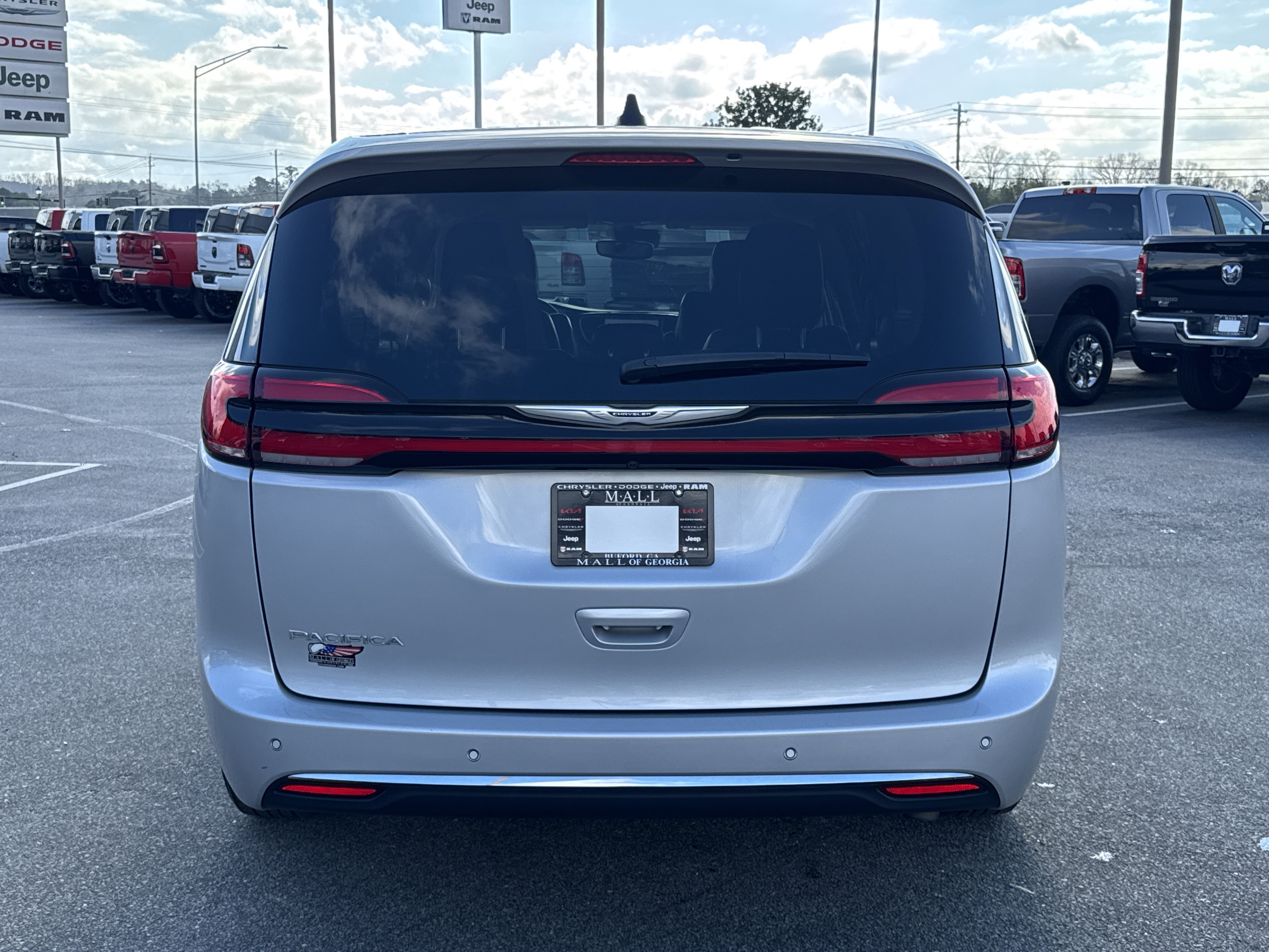 Used 2024 Chrysler Pacifica Touring-L image 7