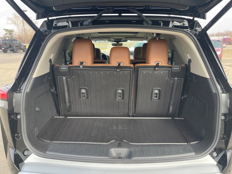 Used 2025 Nissan Pathfinder Platinum image 17