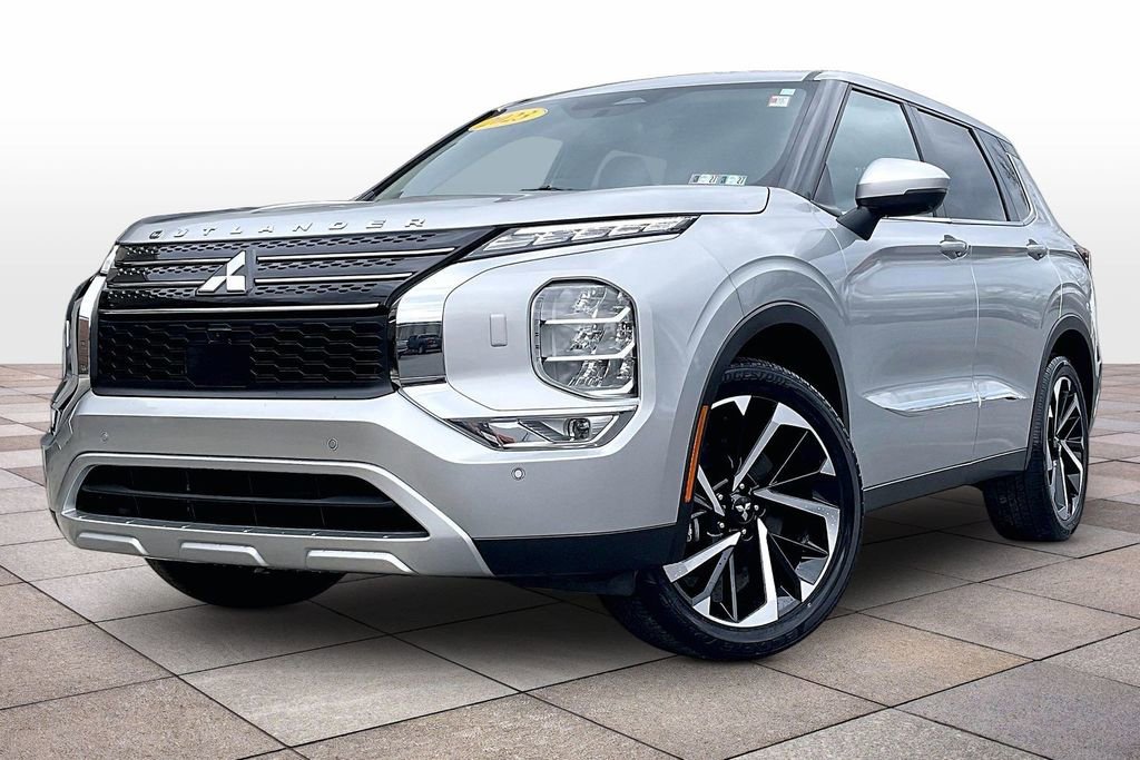 Used 2023 Mitsubishi Outlander SE image 2