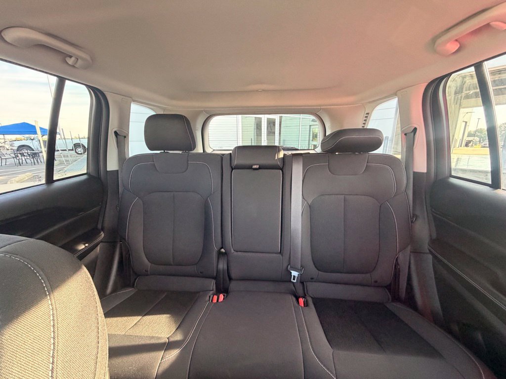 Used 2023 Jeep Grand Cherokee Laredo AWD/4WD image 34