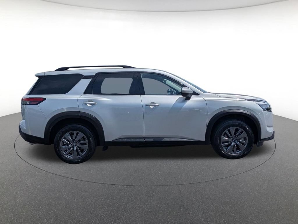 Used 2025 Nissan Pathfinder SV FWD image 4