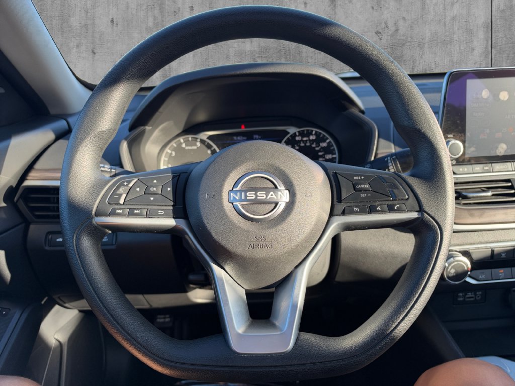 Used 2025 Nissan Altima 2.5 SV FWD image 13