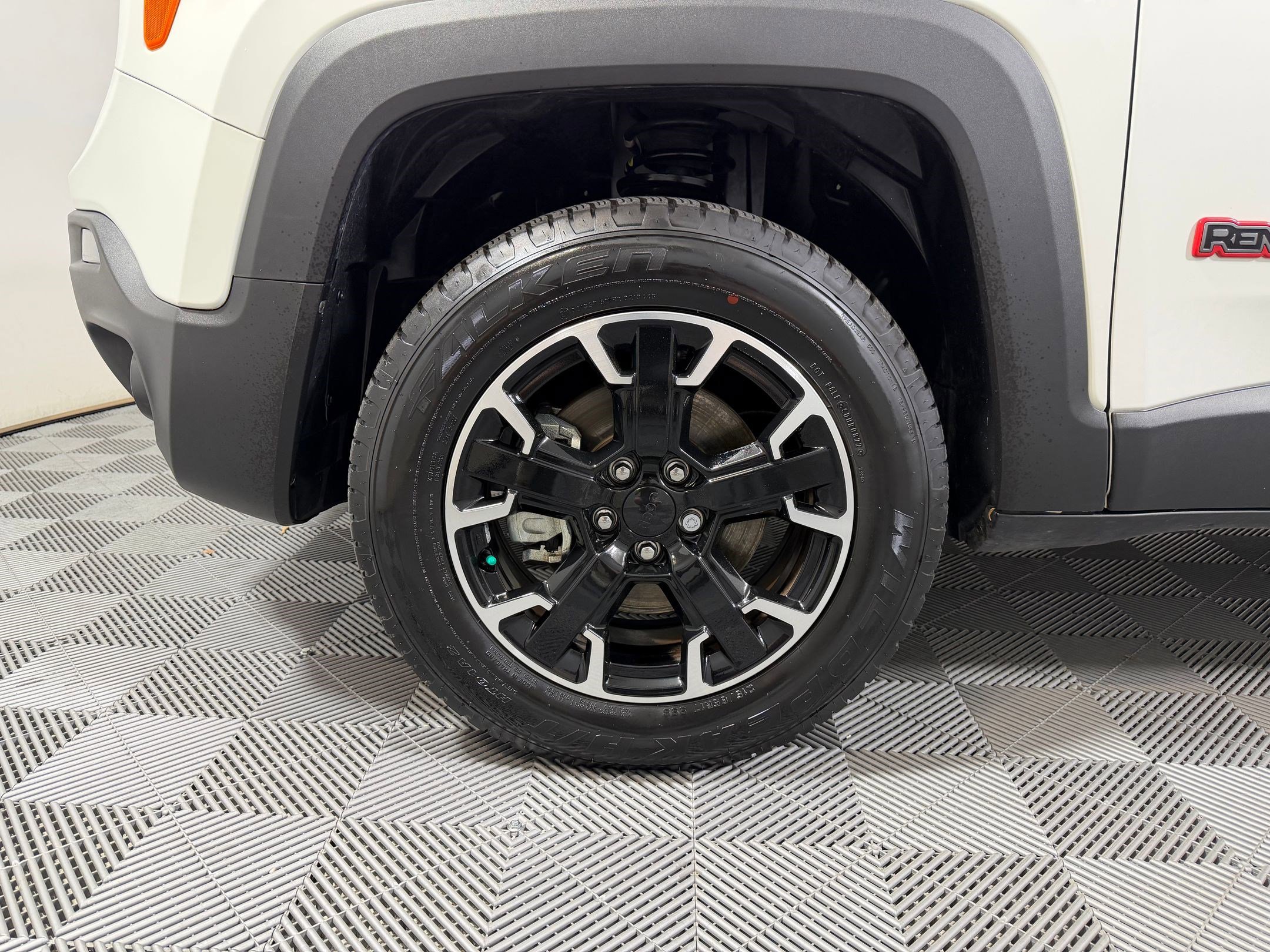 Used 2023 Jeep Renegade Trailhawk w/ Trailhawk Elite Group AWD/4WD image 10