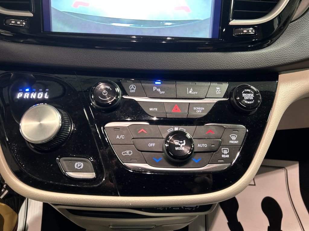 Used 2024 Chrysler Pacifica Touring-L FWD image 19