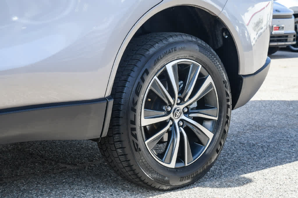 Certified 2024 Toyota Venza LE AWD/4WD image 11