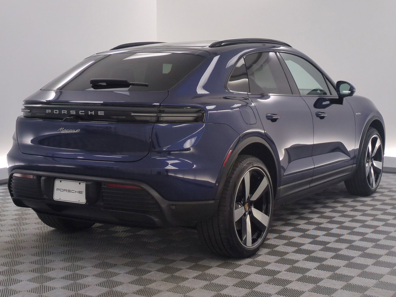Certified 2025 Porsche Macan 4 Electric image 9