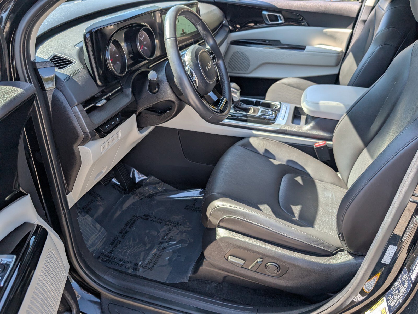 Used 2024 Kia Carnival EX image 11