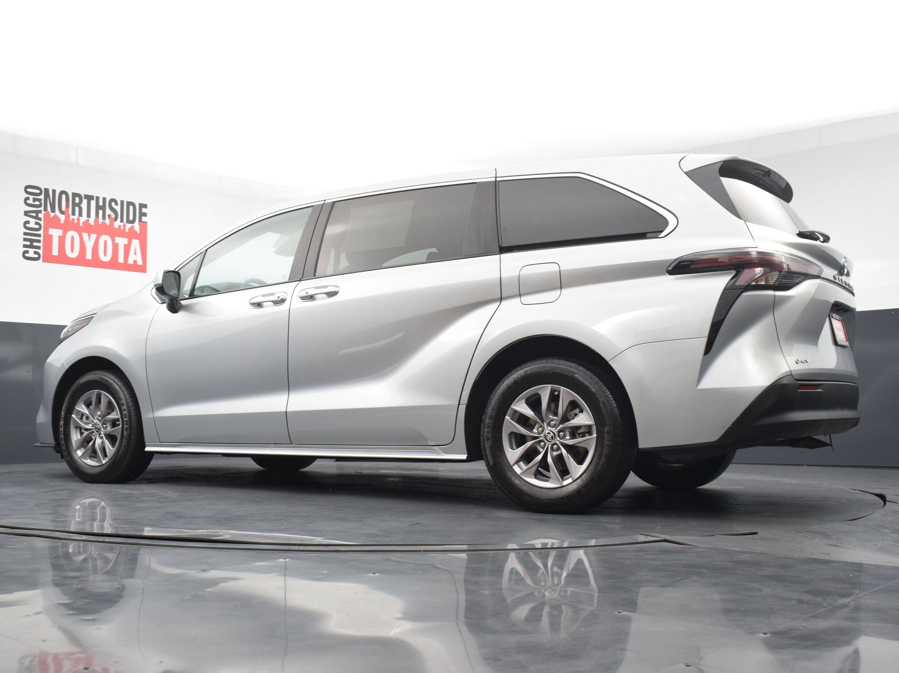 Used 2025 Toyota Sienna LE FWD image 27
