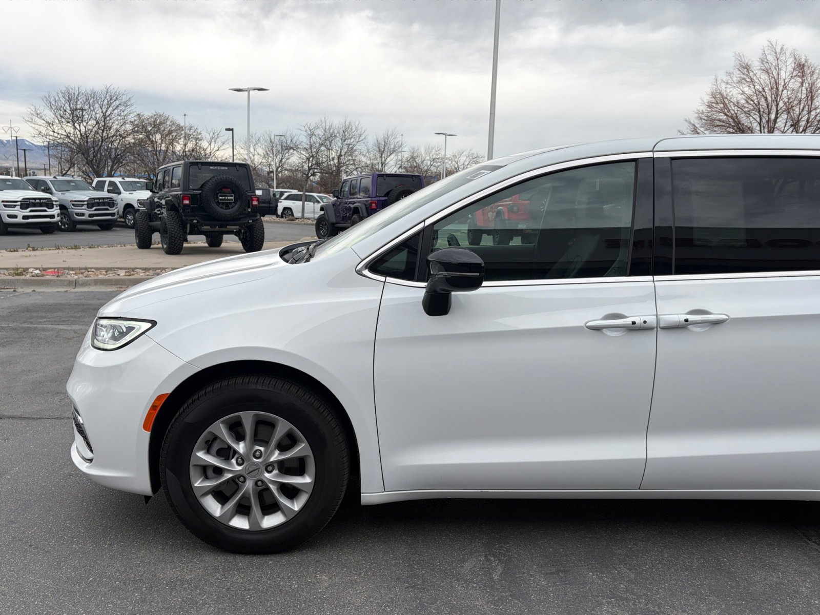 Used 2025 Chrysler Pacifica Select image 10