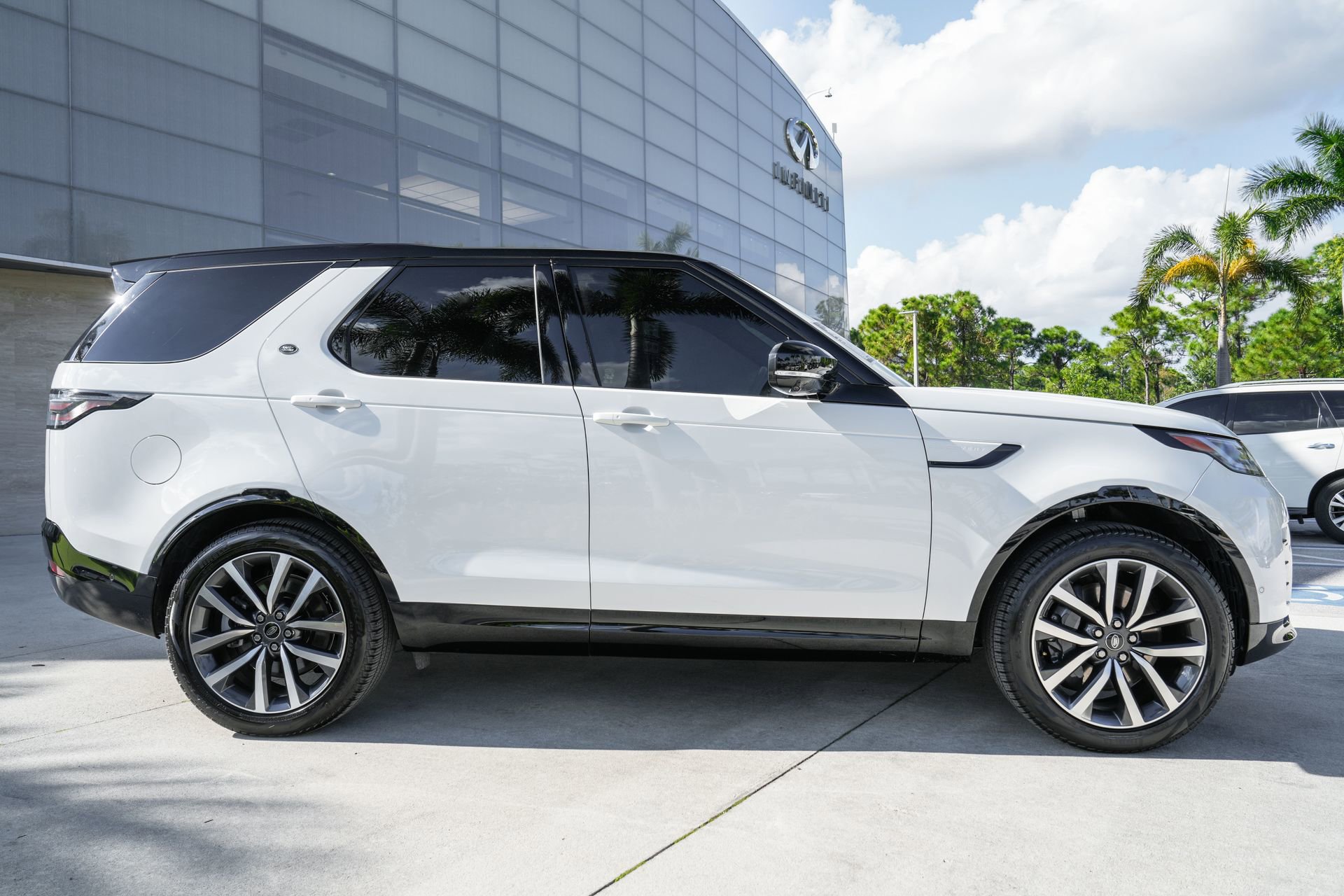 Used 2024 Land Rover Discovery Dynamic SE image 25