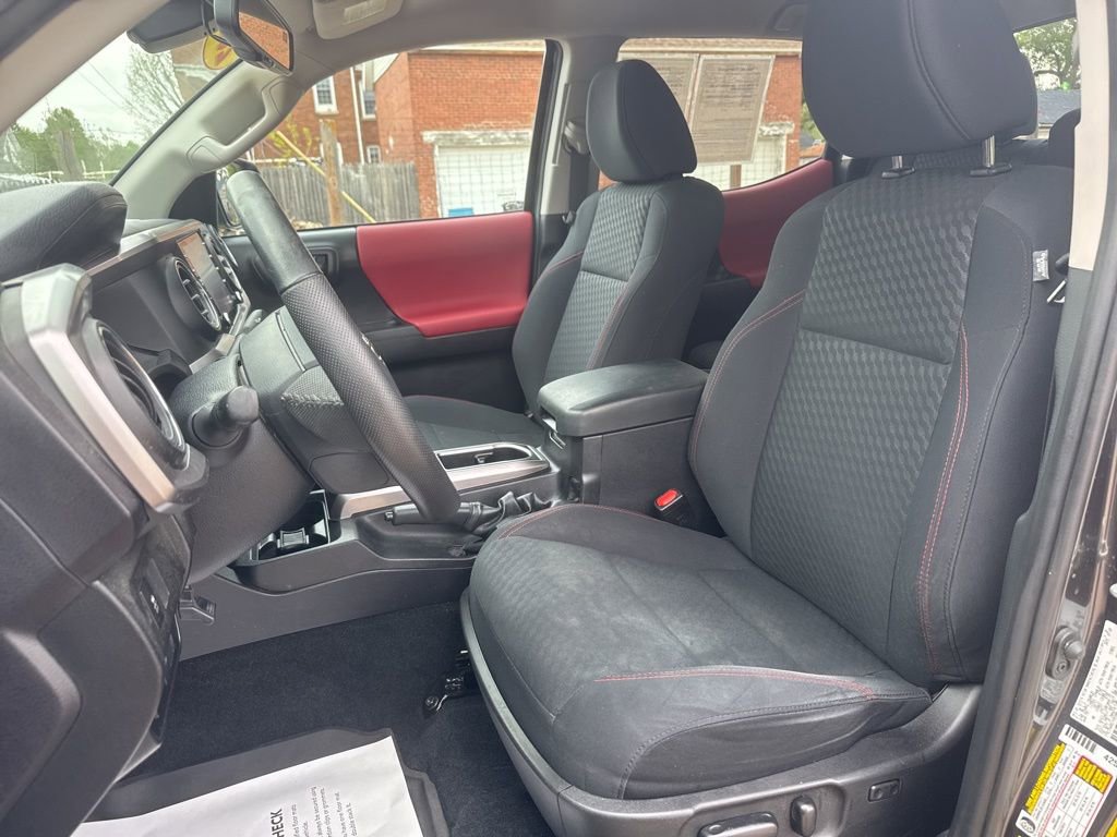 Used 2020 Toyota Tacoma SR5 w/ Blackout Package AWD/4WD image 12