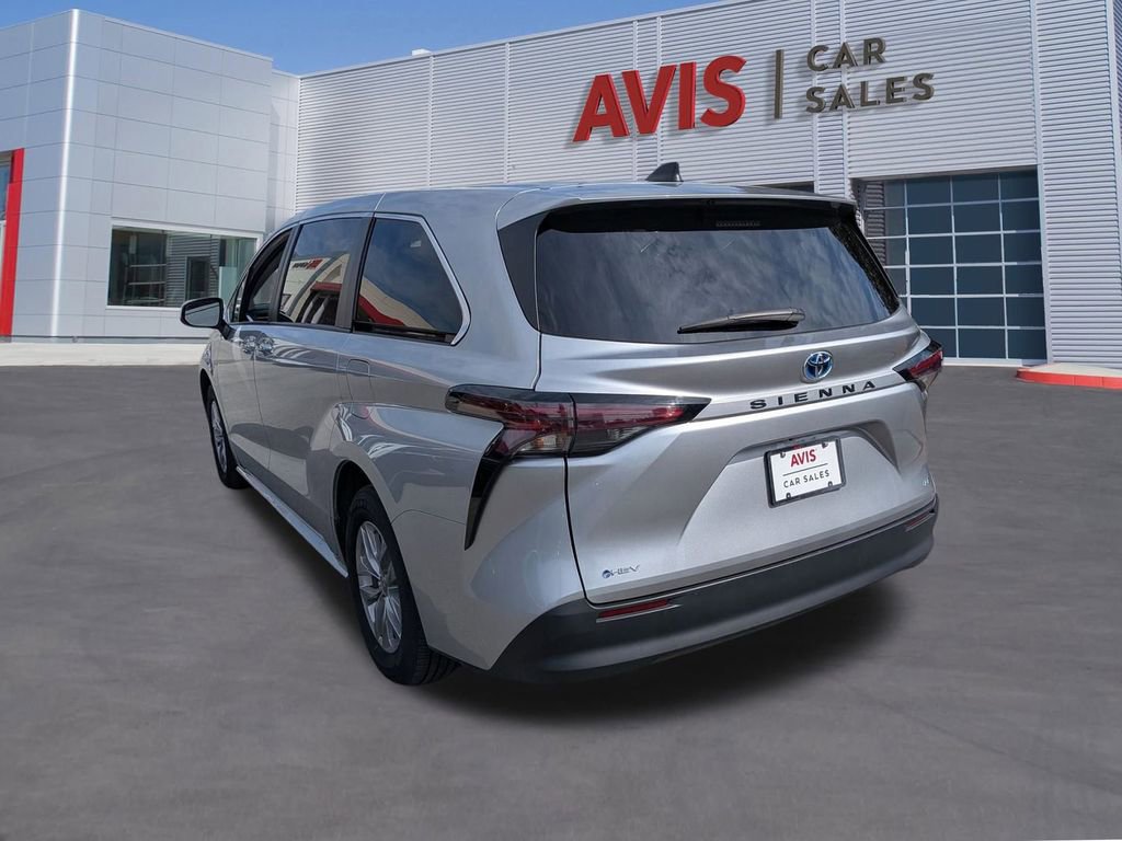 Used 2025 Toyota Sienna LE image 9