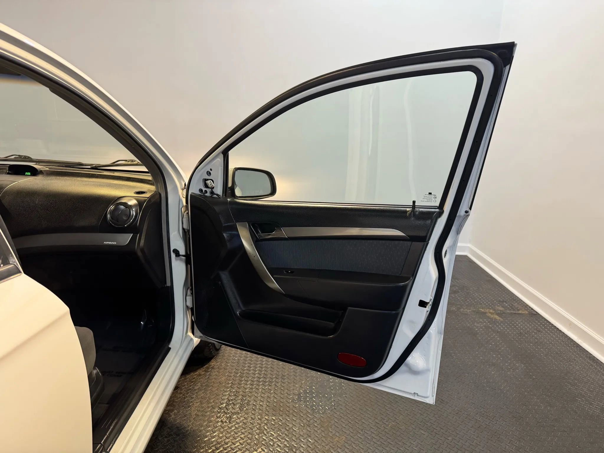 Used 2007 Chevrolet Aveo LT FWD image 17
