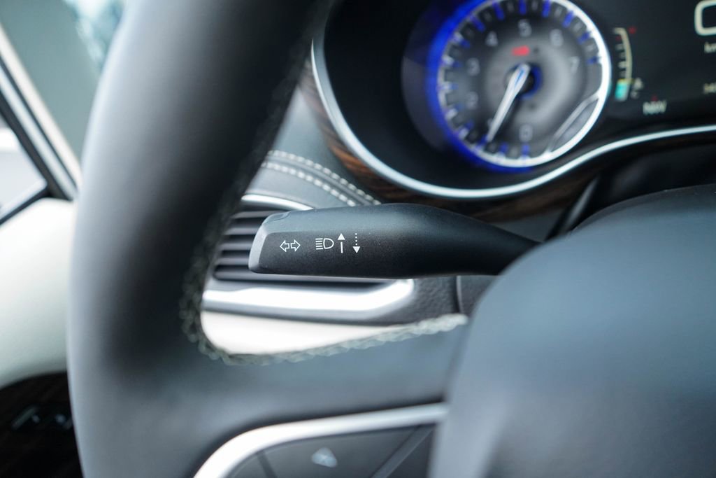 Used 2024 Chrysler Pacifica Limited image 28