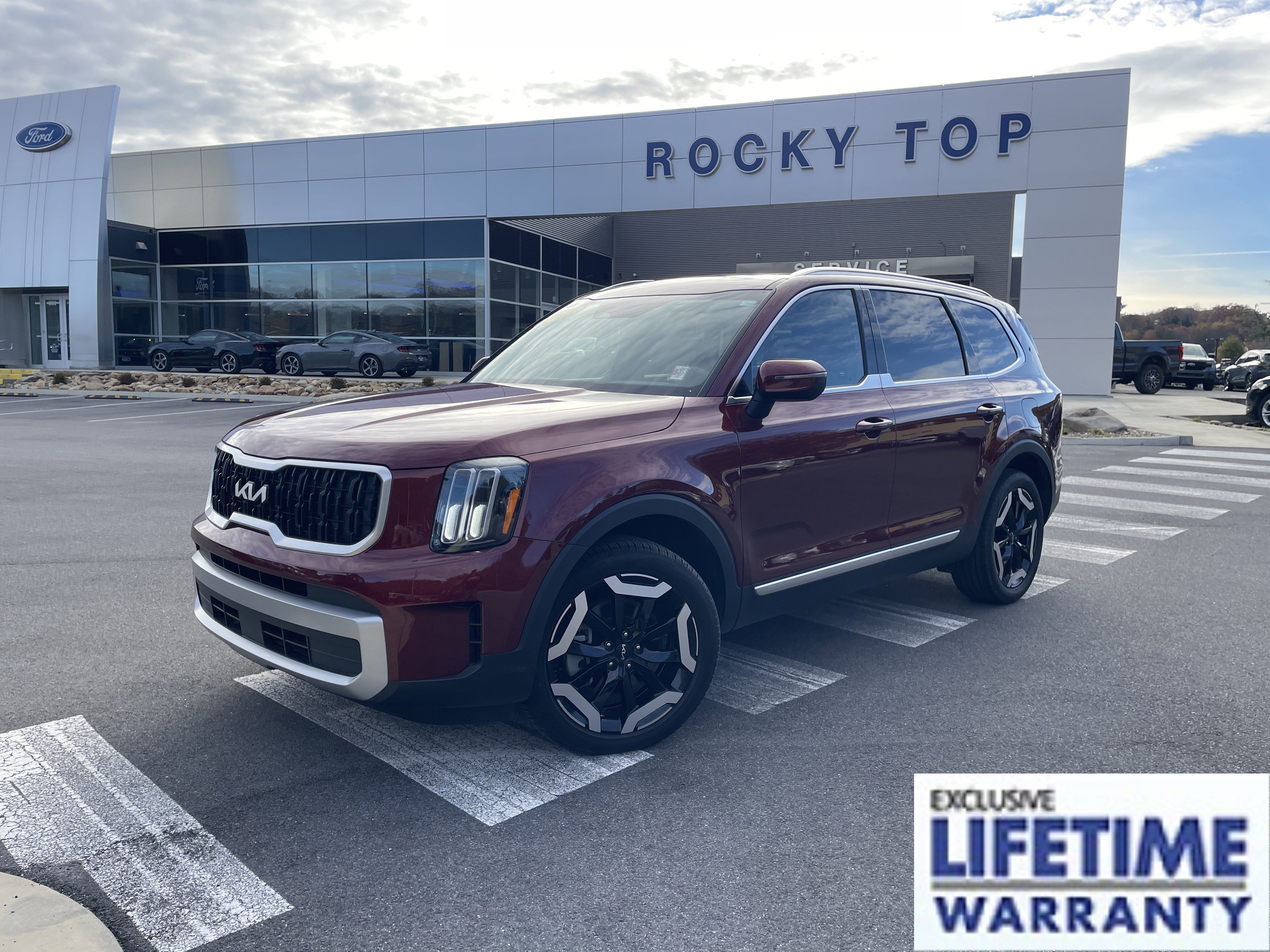 Used 2023 Kia Telluride EX w/ EX Captain's Chair Package image 1