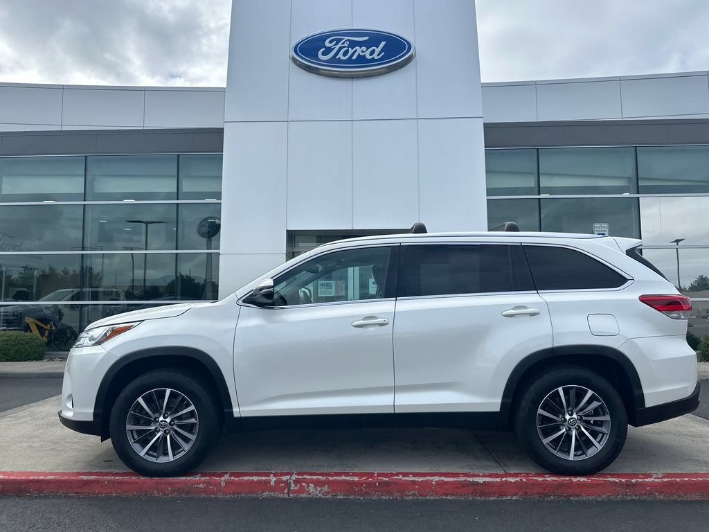 Used 2019 Toyota Highlander XLE FWD image 1