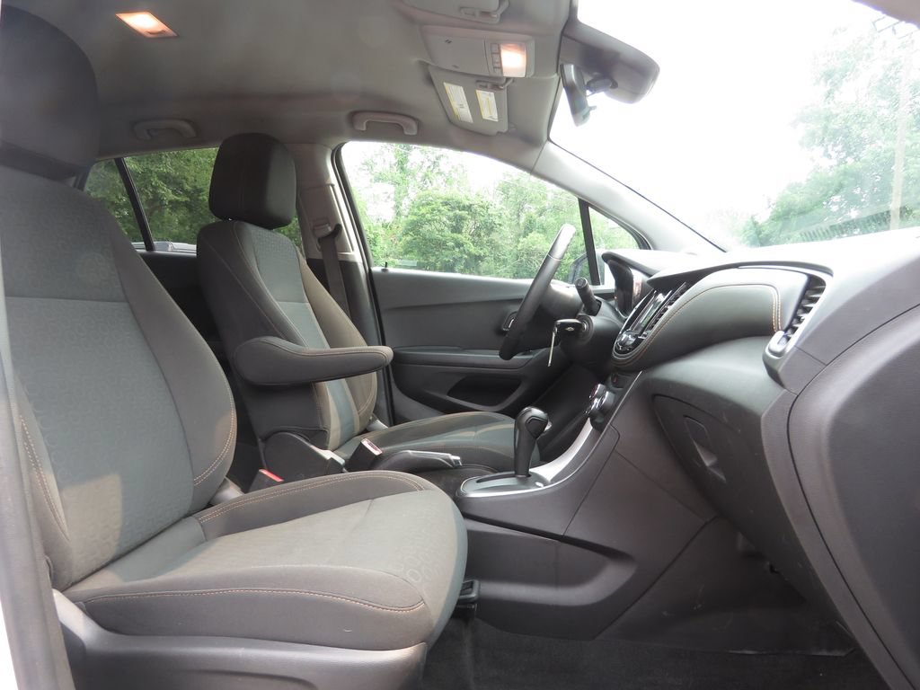 Used 2022 Chevrolet Trax LS w/ Tint and Cruise Package AWD/4WD image 13