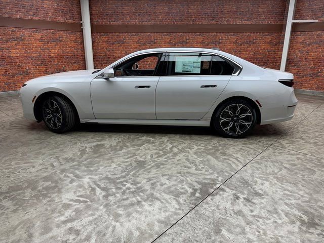 Used 2025 BMW i7 eDrive50 w/ Premium Package image 2