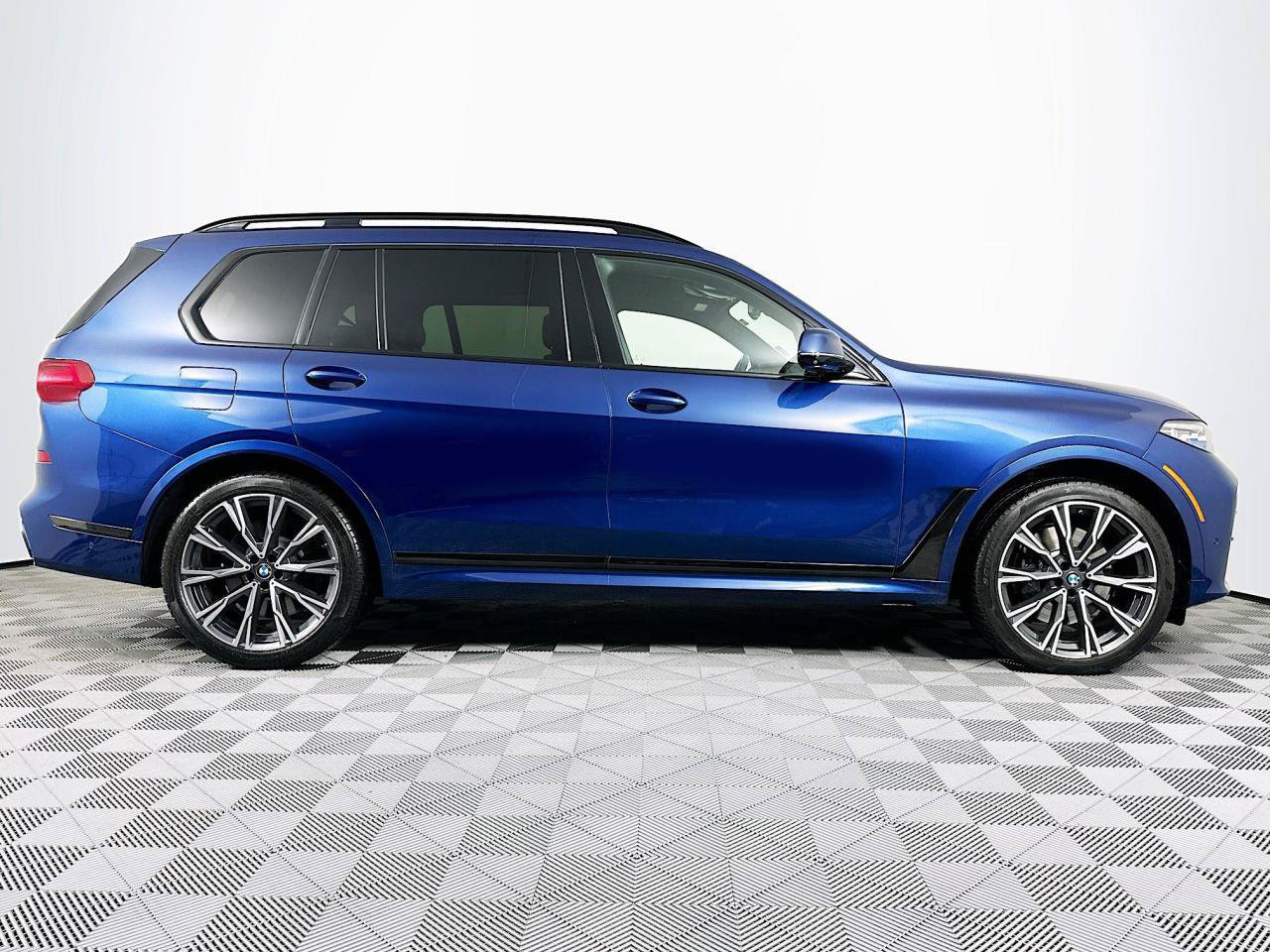 Used 2021 BMW X7 M50i w/ Executive Package AWD/4WD image 28