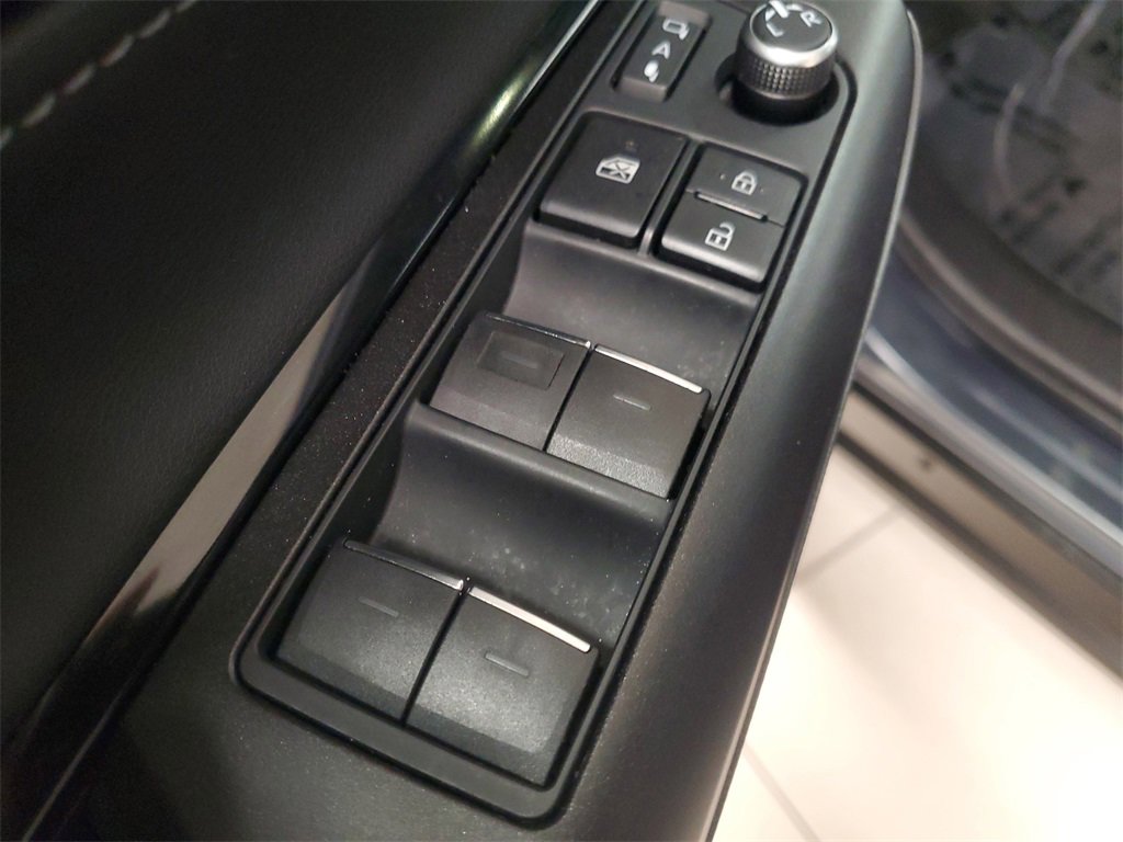 Used 2023 Toyota Venza LE image 19