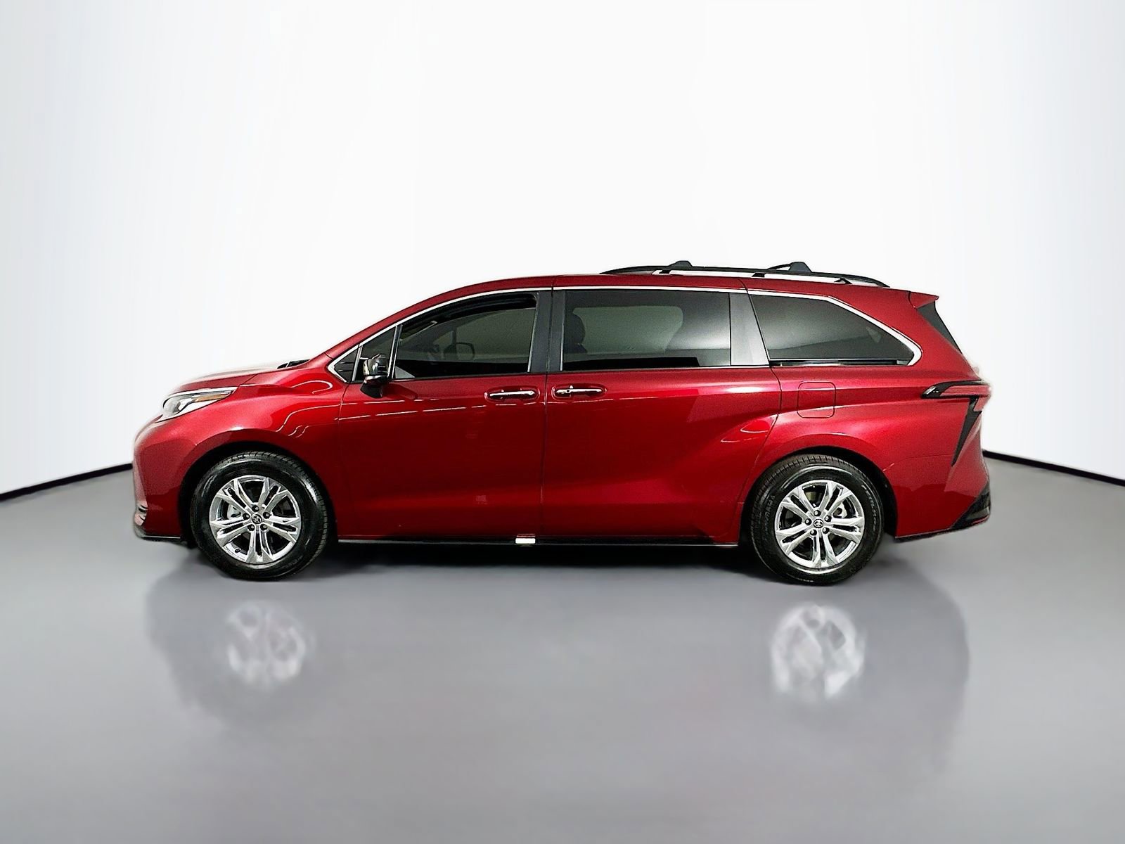 Certified 2023 Toyota Sienna XSE AWD/4WD image 4