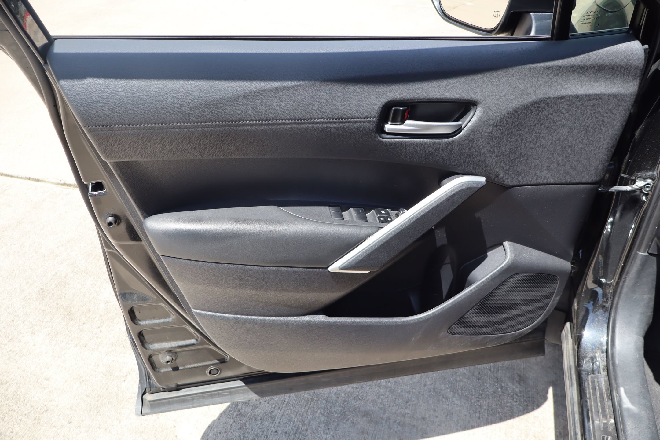 Used 2025 Toyota Corolla Cross AWD Hybrid w/ Convenience Package image 12