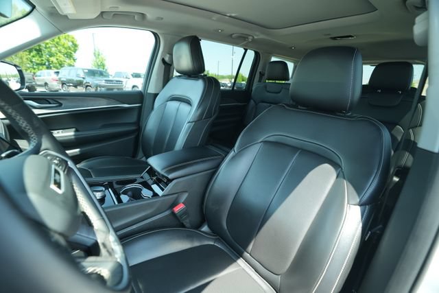 Used 2023 Jeep Grand Cherokee L Limited w/ Luxury Tech Group II AWD/4WD image 45