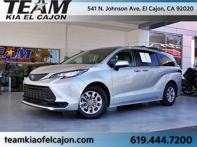Used 2022 Toyota Sienna LE FWD image 2