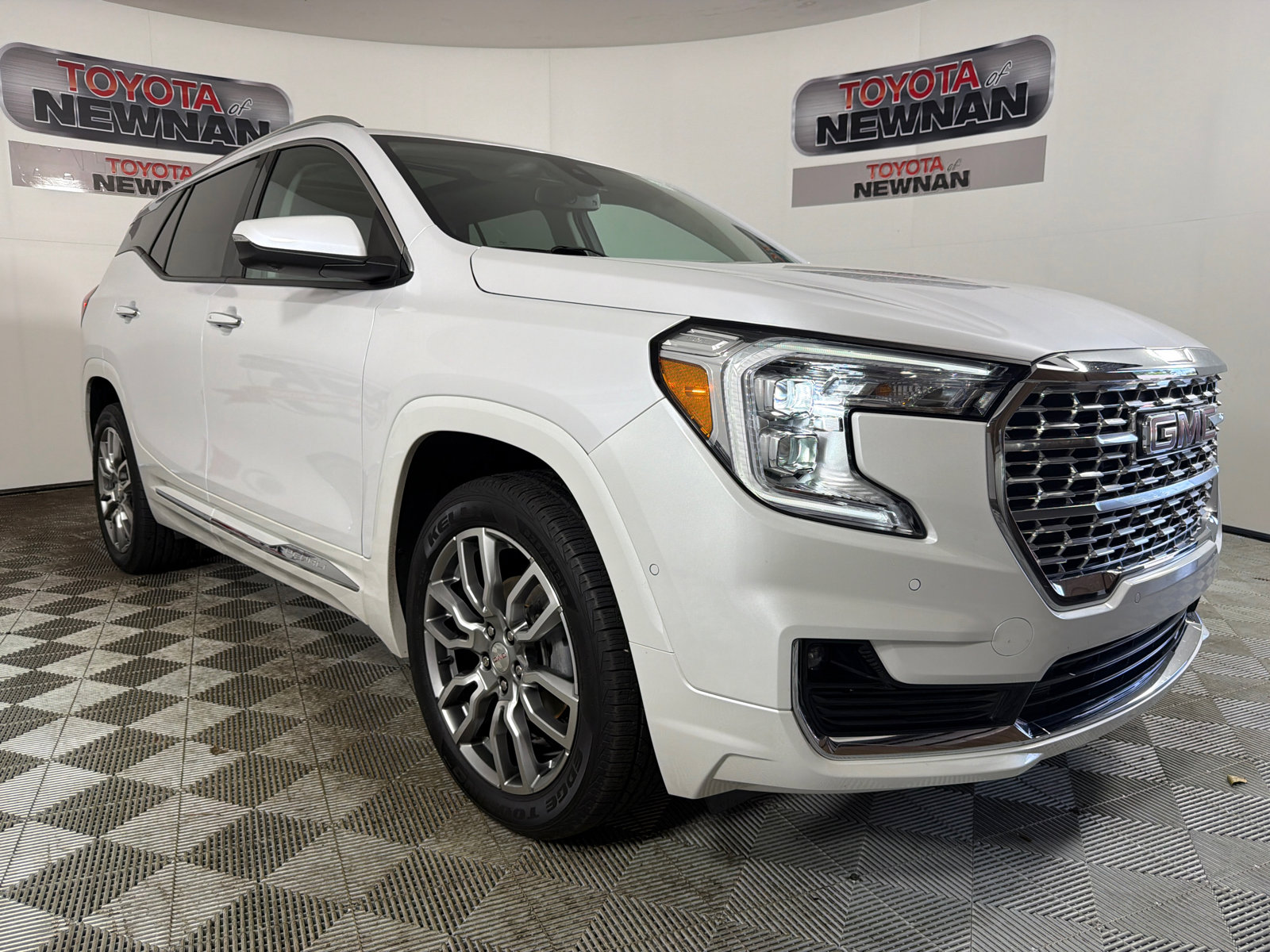 Used 2022 GMC Terrain Denali w/ Denali Premium Package AWD/4WD image 1
