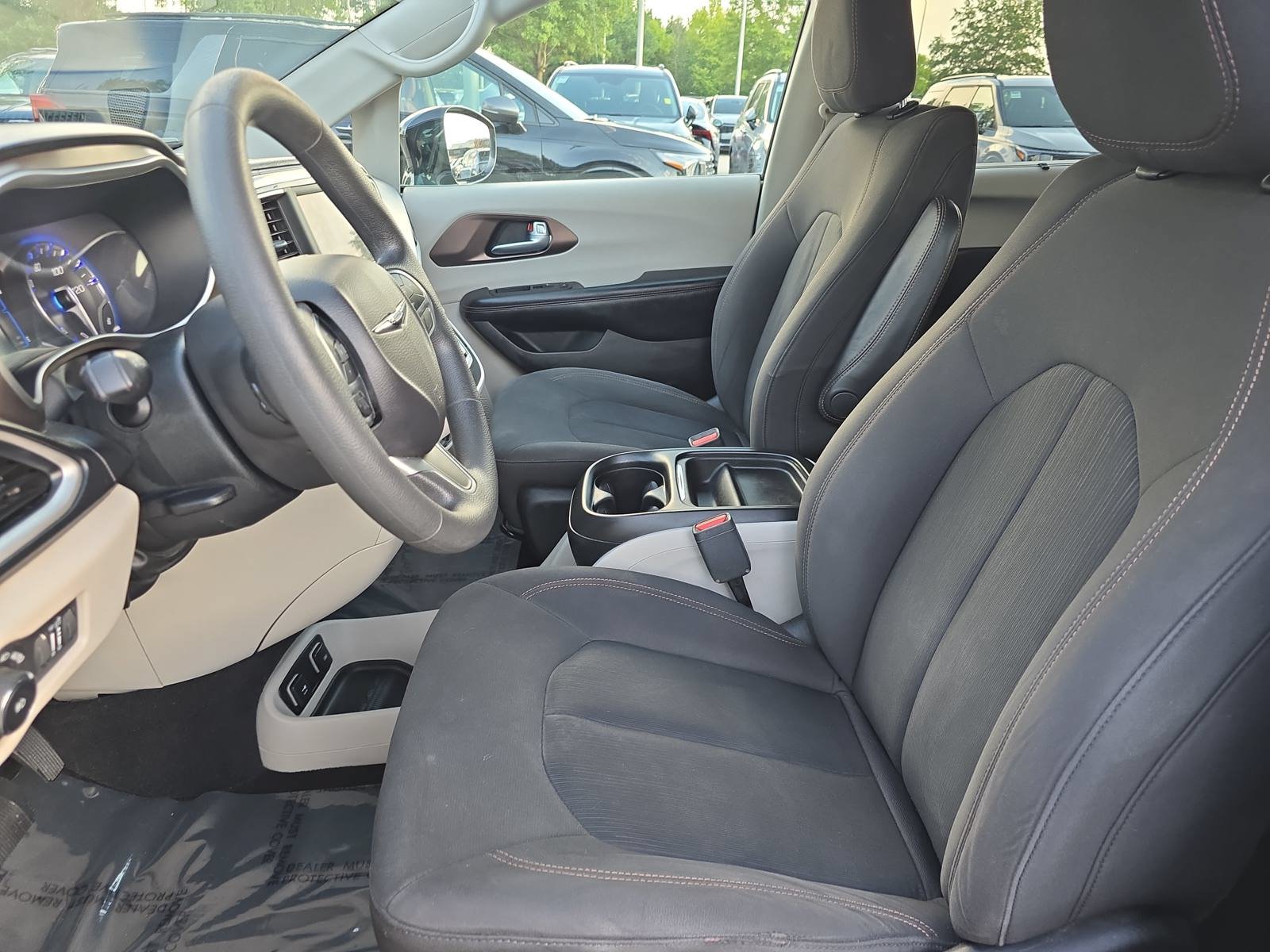 Used 2018 Chrysler Pacifica Touring Plus w/ Tire & Wheel Group FWD image 16