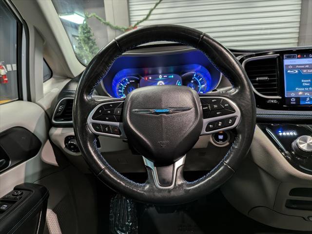 Used 2021 Chrysler Pacifica Touring w/ Uconnect Theater Family Group image 4