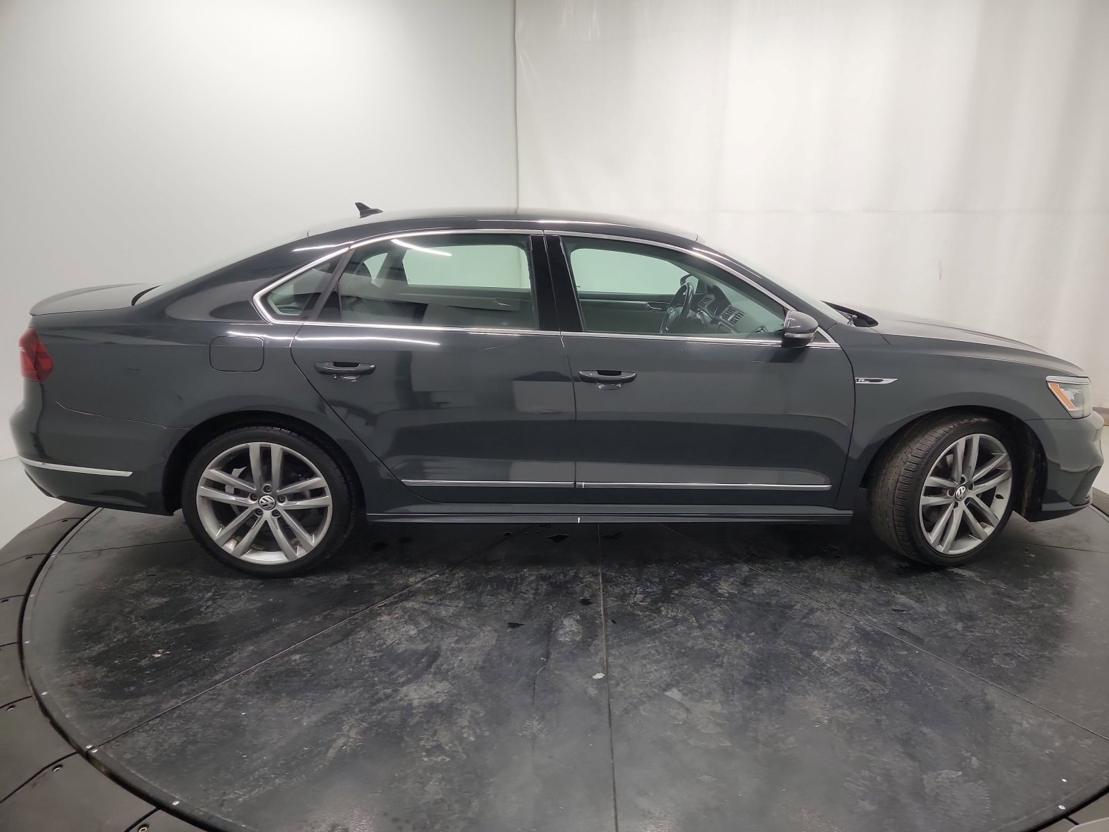 Used 2017 Volkswagen Passat 1.8T R-Line w/ R-Line Lighting Package image 11