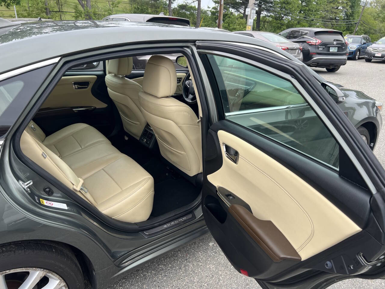 Used 2013 Toyota Avalon Limited w/ Technology Pkg FWD image 12