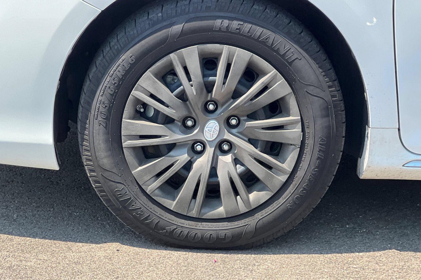 Used 2014 Toyota Camry LE FWD image 27