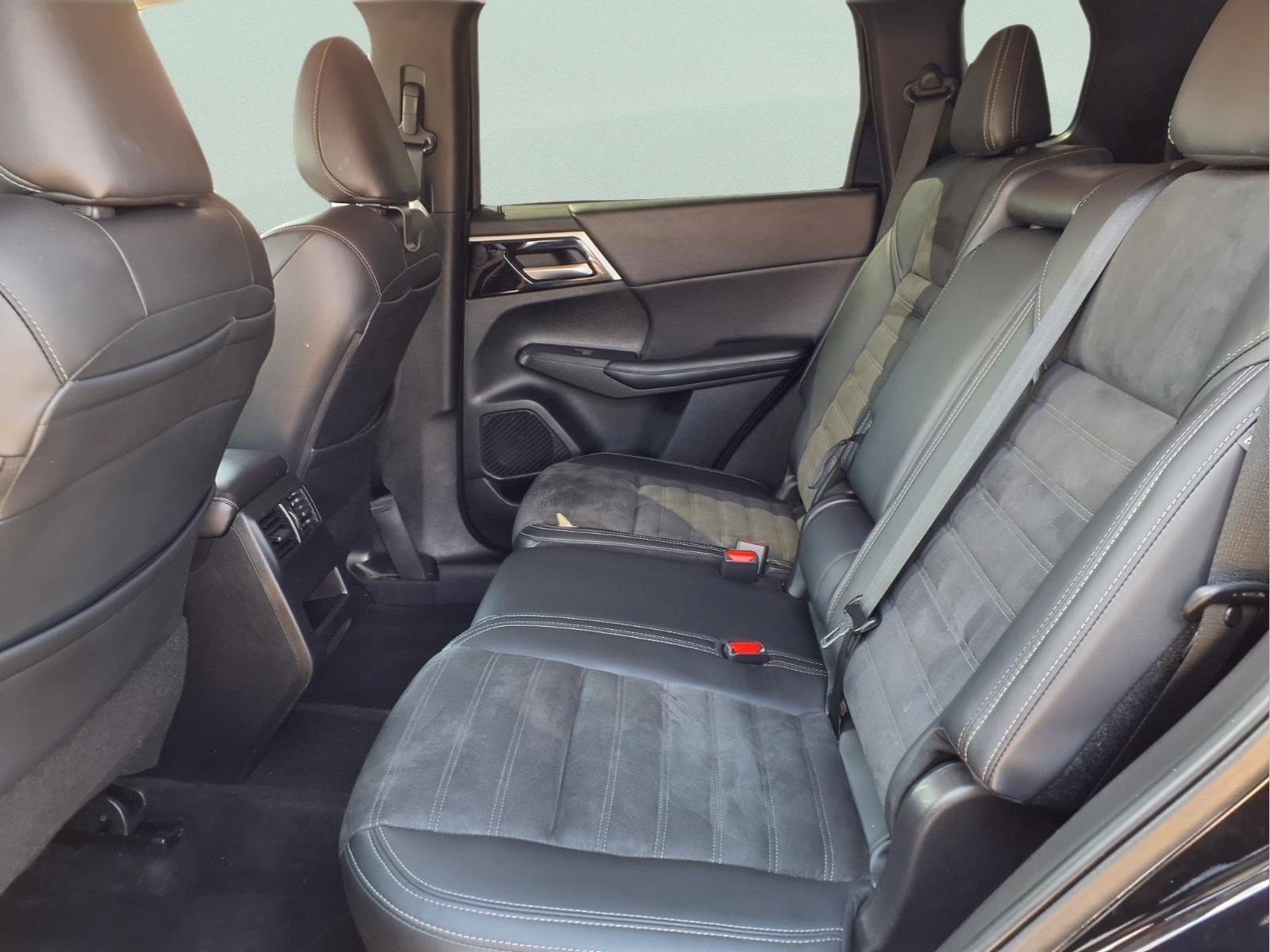 Used 2024 Mitsubishi Outlander SE FWD image 11