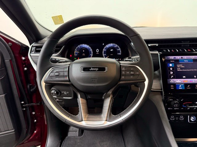 Used 2025 Jeep Grand Cherokee L Limited w/ Black Appearance Package AWD/4WD image 16