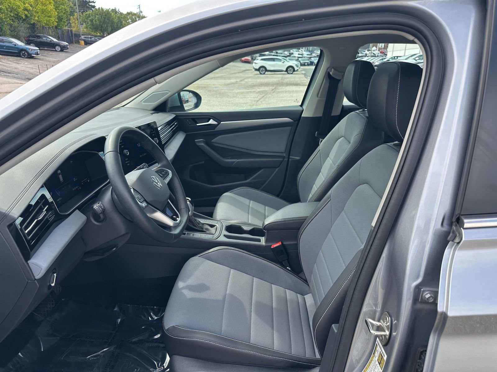 Used 2025 Volkswagen Jetta SE image 25