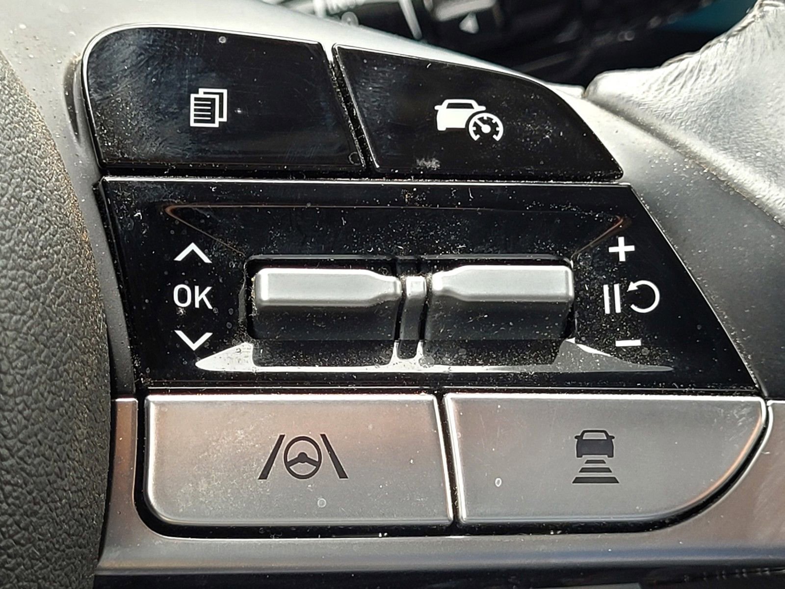 Certified 2024 Hyundai Elantra Limited image 30