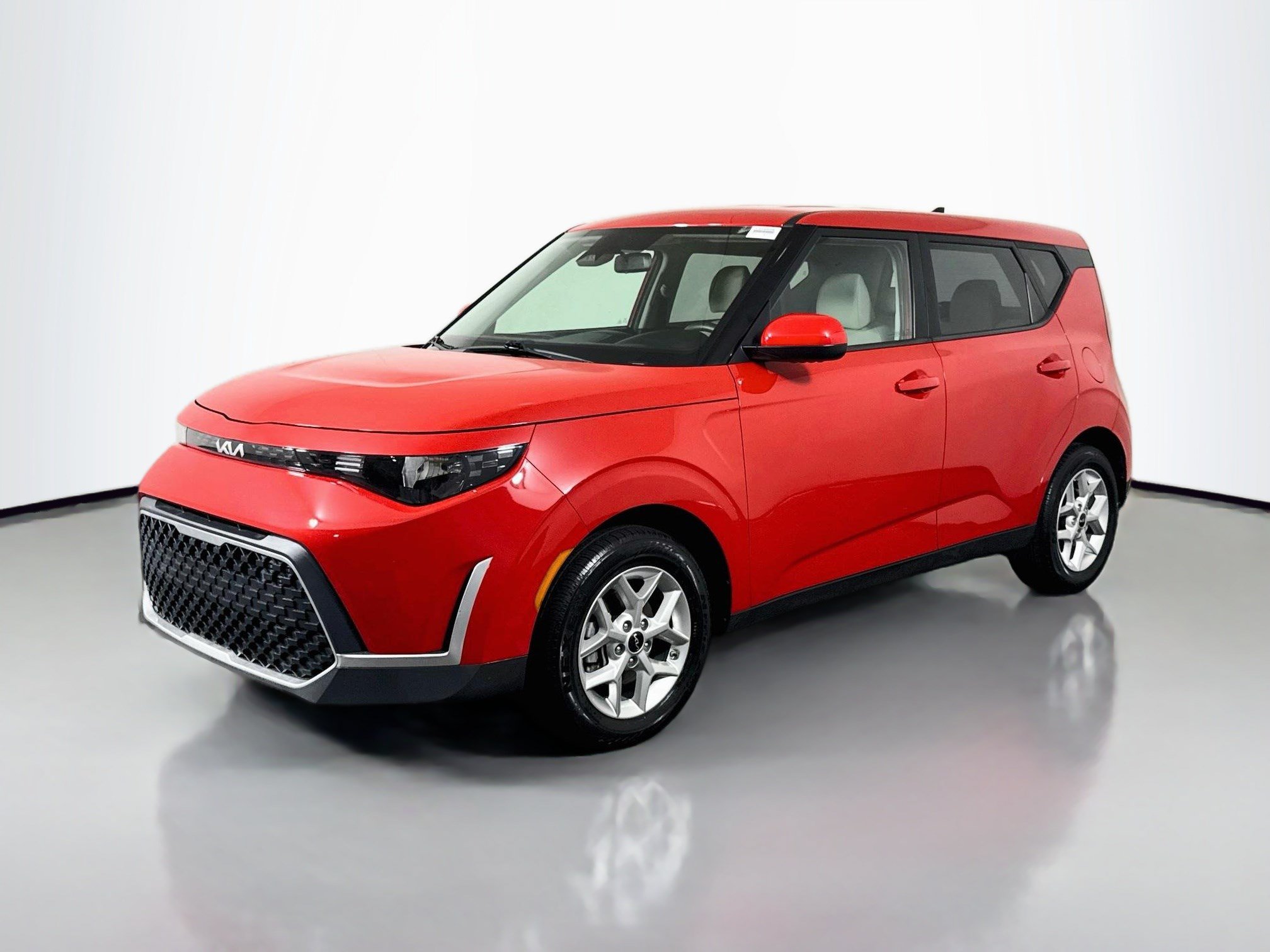 Used 2023 Kia Soul LX w/ LX Technology Package FWD image 4