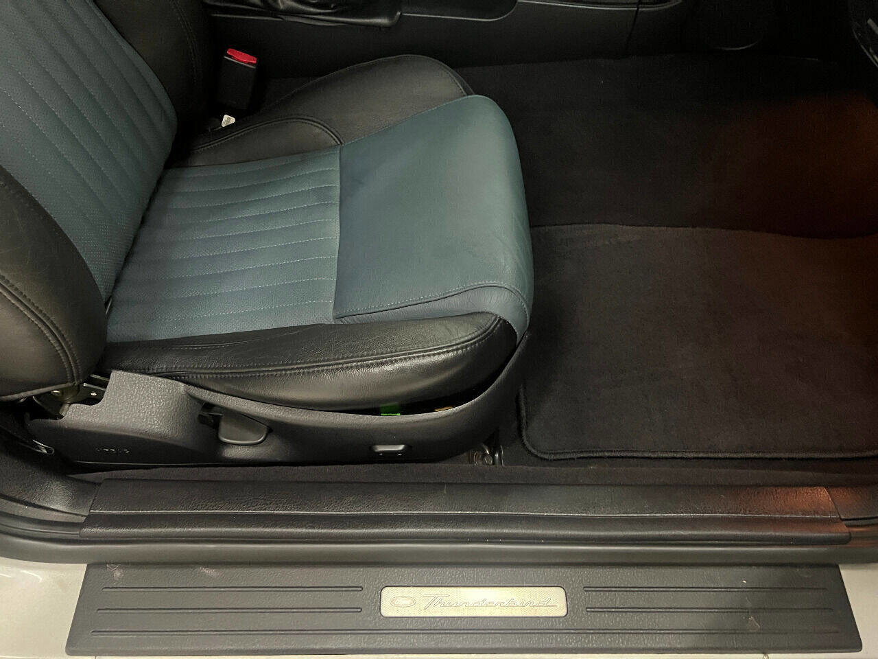 Used 2005 Ford Thunderbird Deluxe image 92