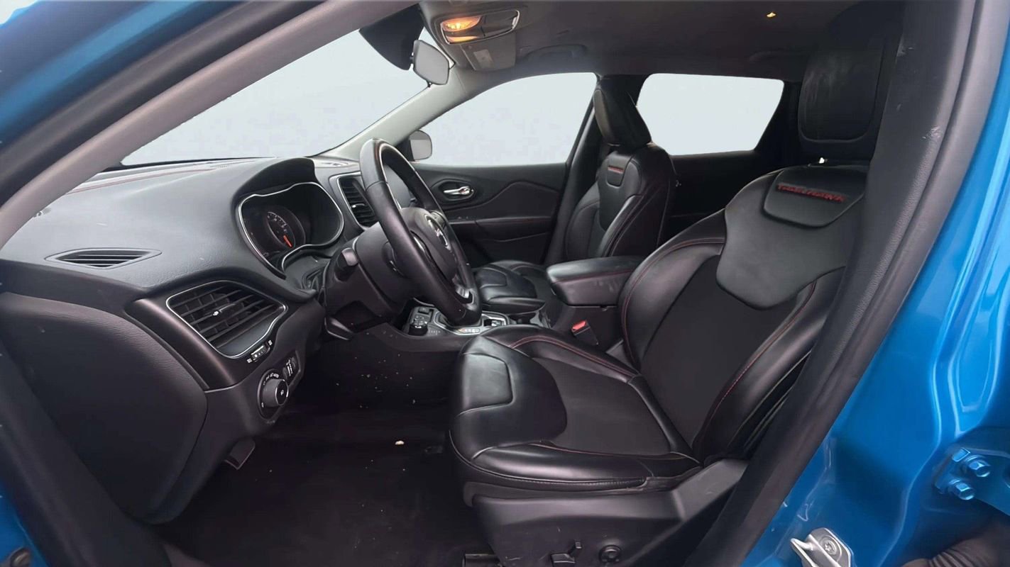 Used 2019 Jeep Cherokee Trailhawk w/ Cold Weather Group image 13