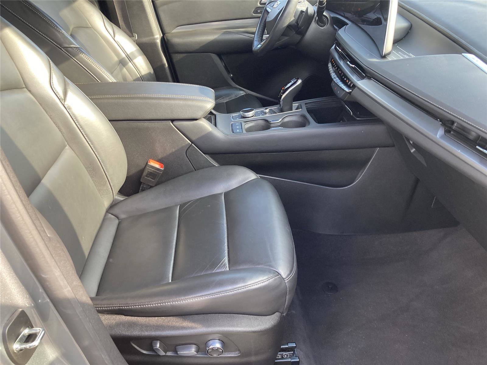 Used 2024 Cadillac XT4 Premium Luxury image 30