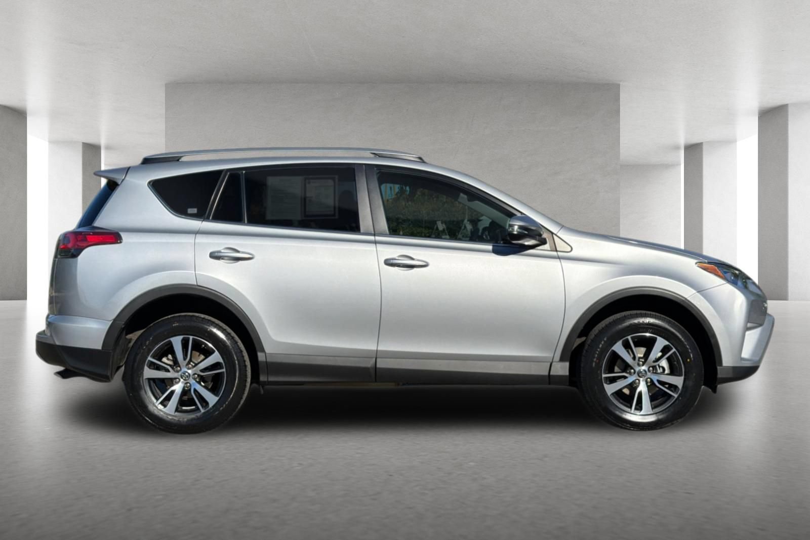 Used 2018 Toyota RAV4 XLE FWD image 3