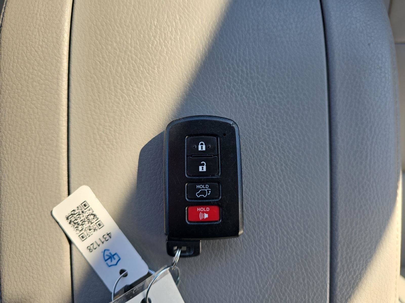 Used 2019 Toyota Highlander XLE image 12