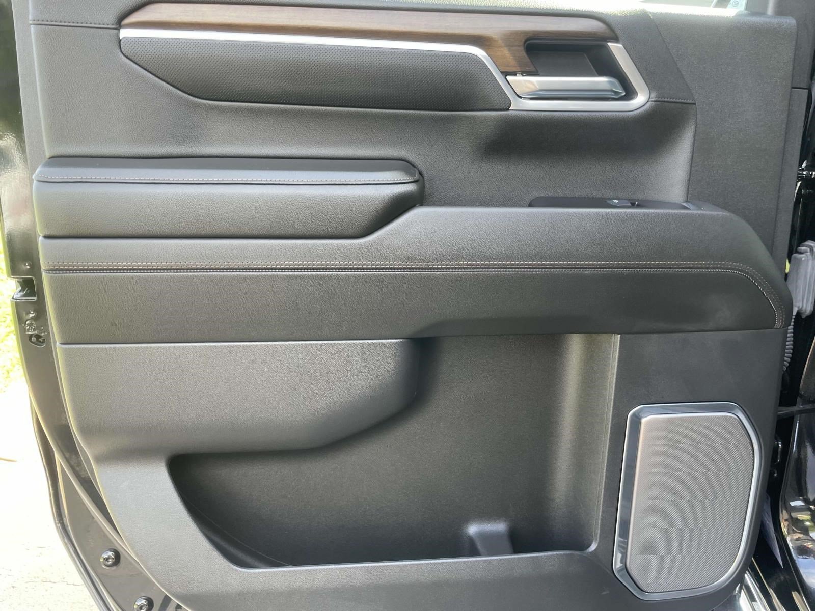 Used 2025 Chevrolet Silverado 1500 High Country w/ High Country Premium Package AWD/4WD image 13