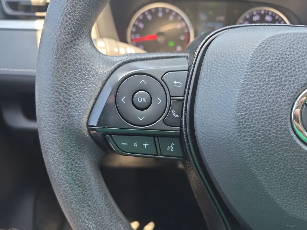 Used 2020 Toyota RAV4 XLE FWD image 19