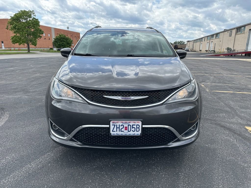 Used 2019 Chrysler Pacifica Touring-L FWD image 2