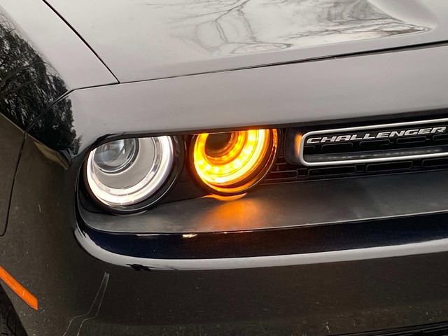 Used 2015 Dodge Challenger SXT image 4