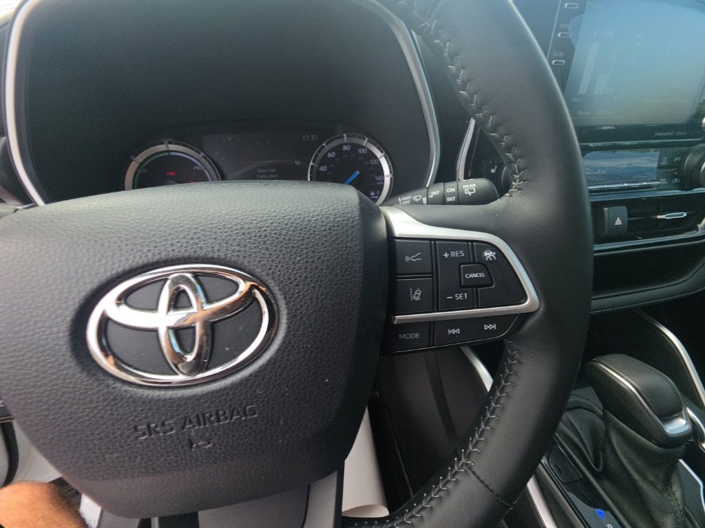 Used 2022 Toyota Highlander XLE AWD/4WD image 18